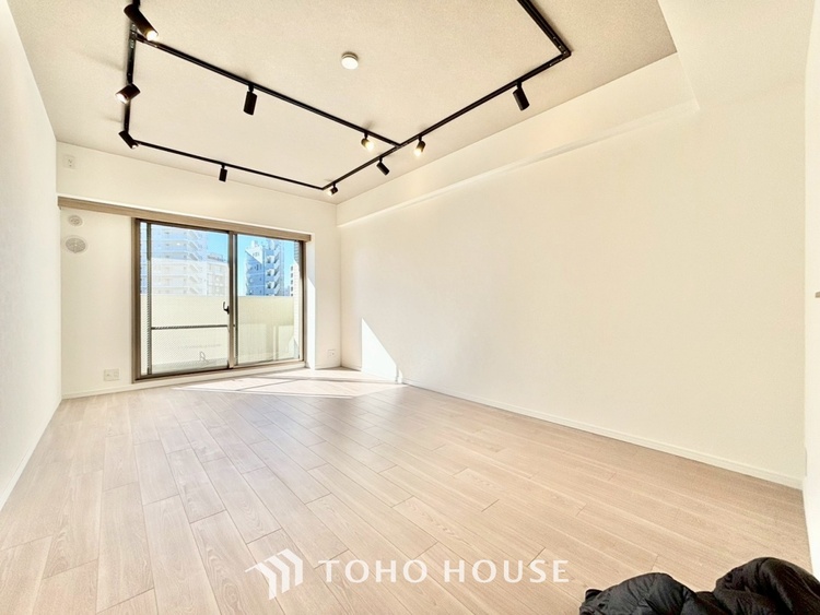 内装 ◆リビング◆そこには目を輝かせ笑顔で見つめてくれる君がいて、「おかえり」の言葉がこだまする。何気ない日々の挨拶は僕にとっては幸せで、同時に君の瞳にも恋している。