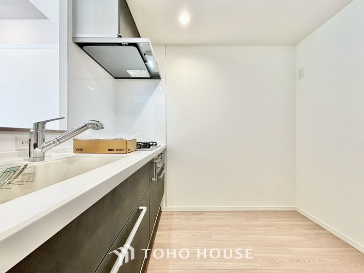 キッチン ◆キッチン◆美しく使いやすいキッチンは油汚れが簡単に拭き取れる素材で加工されており、浄水器シャワーから流す水の音を軽減する静かなシンクを採用。見えないところにさり気ない配慮が嬉しいですね