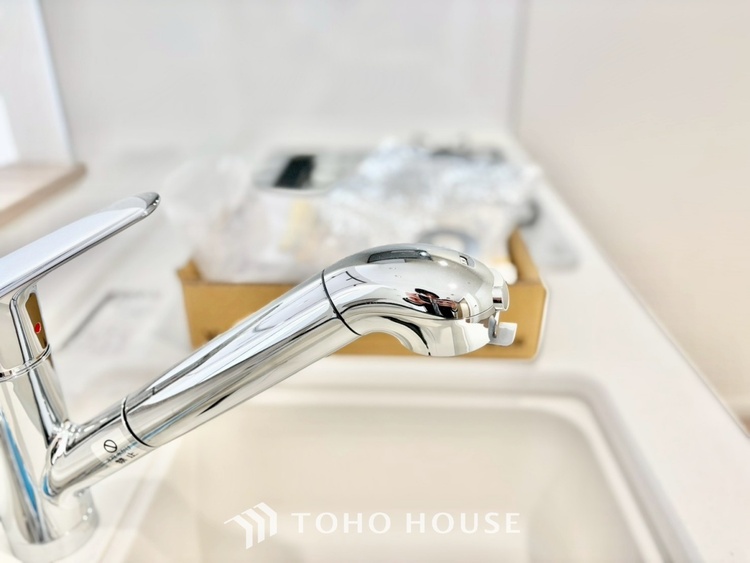 キッチン ◆今宵の食卓◆ダウンライトに反射するグラスを眺めながらワインを注ぐ。トクトクと心地いい音をさせながら、フランスの古城を思わせる薫りがたちこめ、とても幸せな時を過ごせる。