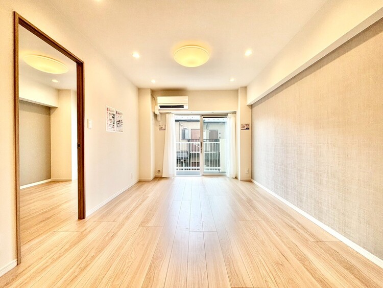 内装 ◆リビング◆そこには目を輝かせ笑顔で見つめてくれる君がいて、「おかえり」の言葉がこだまする。何気ない日々の挨拶は僕にとっては幸せで、同時に君の瞳にも恋している。