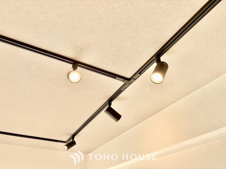 キッチン ◆キッチン◆美味しい料理を作りたくなるような気持にさせてくれる、腕を振るえる自慢のスペース。見上げると柔らかなダウンライトが包み込み、彩りを添えます。艶と光沢のある居心地の良いわが家のキッチン。