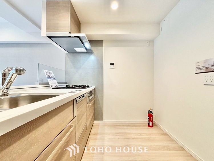 キッチン ◆キッチン◆美しく使いやすいキッチンは油汚れが簡単に拭き取れる素材で加工されており、浄水器シャワーから流す水の音を軽減する静かなシンクを採用。見えないところにさり気ない配慮が嬉しいですね