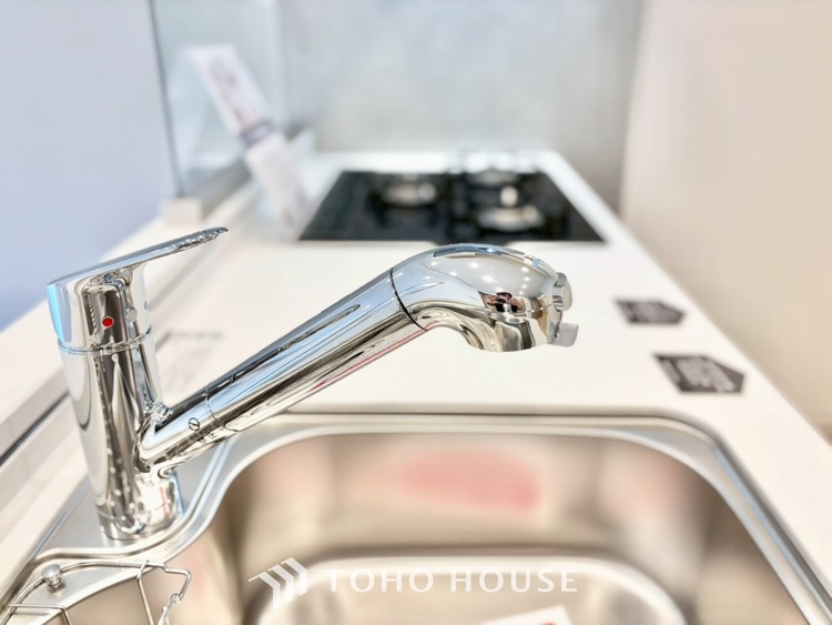 キッチン ◆今宵の食卓◆ダウンライトに反射するグラスを眺めながらワインを注ぐ。トクトクと心地いい音をさせながら、フランスの古城を思わせる薫りがたちこめ、とても幸せな時を過ごせる。