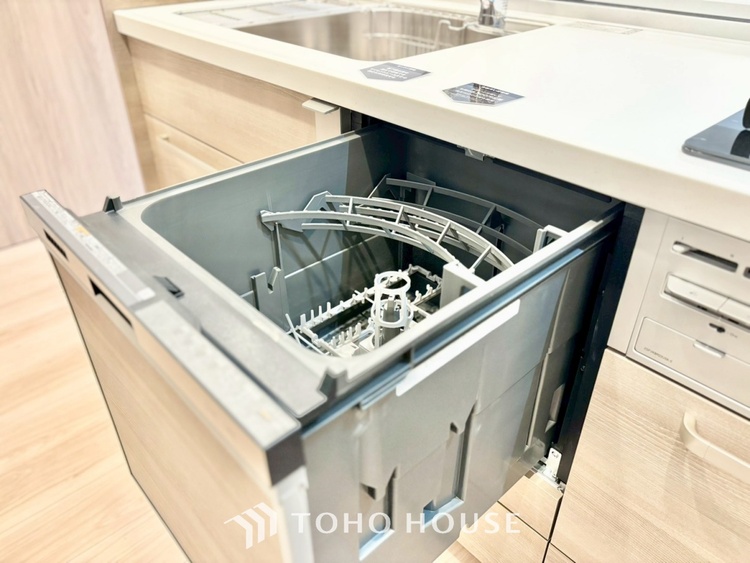 キッチン ◆キッチン◆美味しい料理を作りたくなるような気持にさせてくれる、腕を振るえる自慢のスペース。見上げると柔らかなダウンライトが包み込み、彩りを添えます。艶と光沢のある居心地の良いわが家のキッチン。