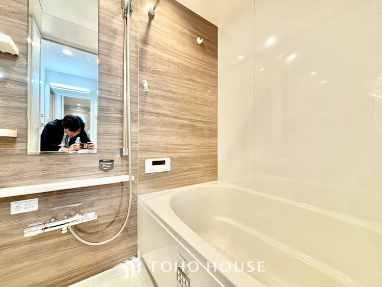 風呂 ◆浴室◆の温もりを感じ、ふわりと寄り添う太陽の妖精たちが自然と僕達を微睡ませる。うとうとしたい訳ではないがそんな時間が嫌いじゃない自分がここにいる。