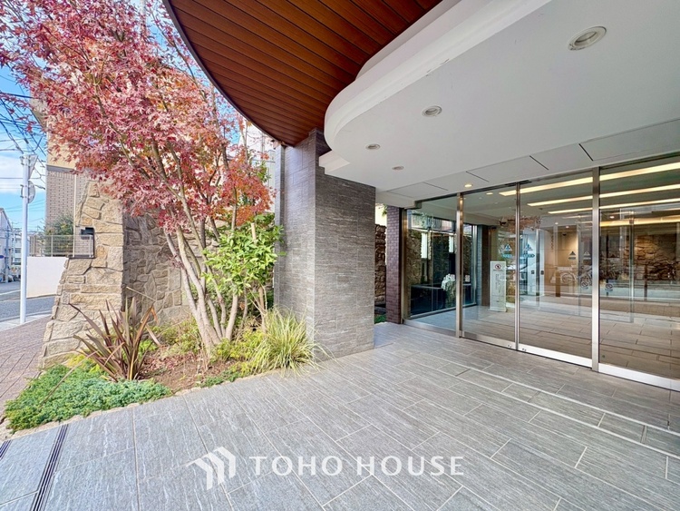 風呂 【浴室】《一日の疲れを落としてくれる場所は、落ち着く場所でなければならない》　高級感溢れるカラーと大きさ・柔らかな曲線で構成された半身浴も楽しめるバスタブが心地よさをもたらします。