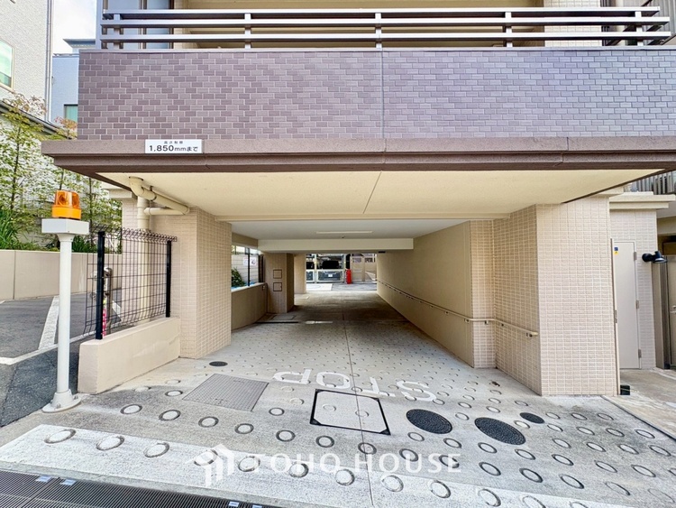 トイレ 清潔感あるホワイト調のクロスと温もり溢れるモダンカラーの床材が見事に調和した本邸宅は、毎日の生活を少しでも快適に過ごして頂ける様に落ち着いた雰囲気作りから行っています。