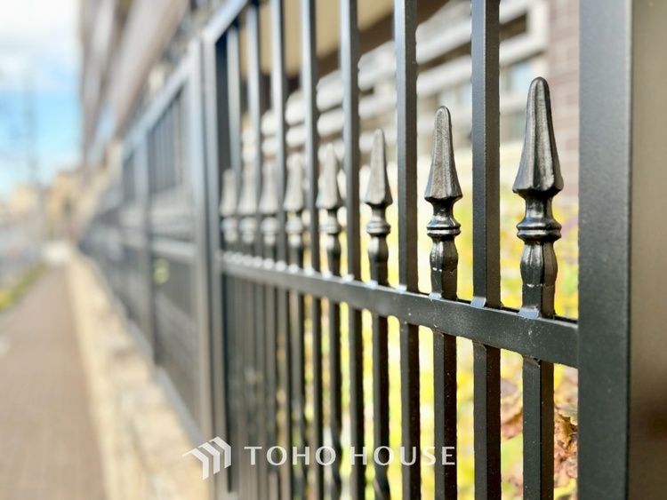 洗面 気持ちの良い朝をつくりだし、夕方には笑顔を取り戻させてくれるミラー。パウダールームはいつでも本来の自分を取り戻せる空間。明るく仕上げてあります。