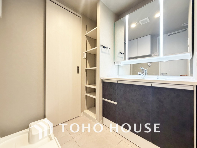 洗面 新規設置の洗面化粧台。収納豊富で使い勝手の良い3面鏡です