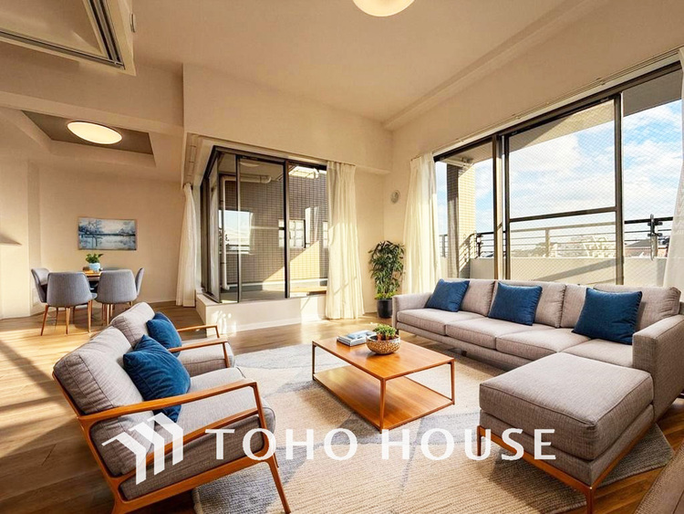 内装 明るいLDKは自然と家族が集まるコミュニケーションの場所に（家具は全てCGです）