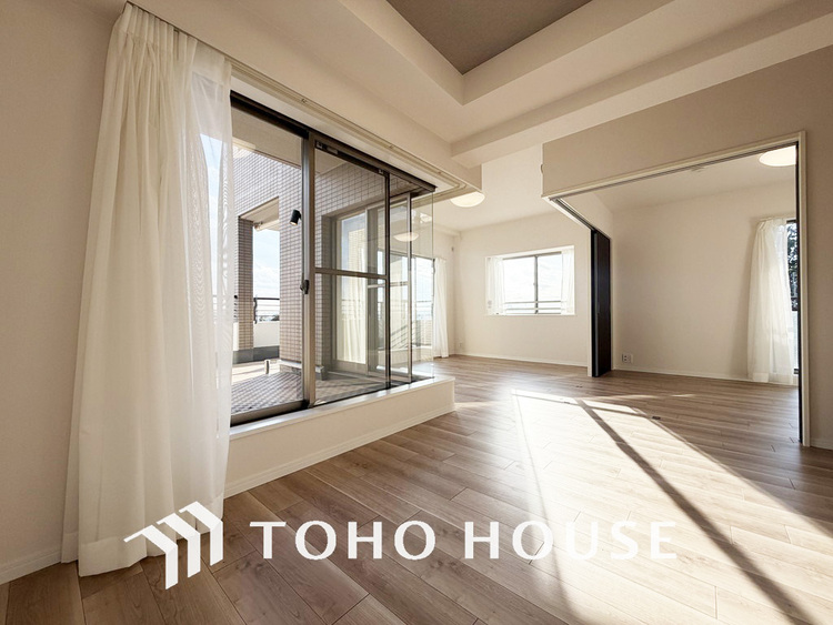 内装 広がりのある住空間、家族が集まるリビング・ダイニング