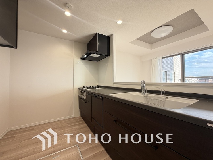 キッチン 対面キッチンからはリビング全体が見渡せてお子様がいても安心な空間