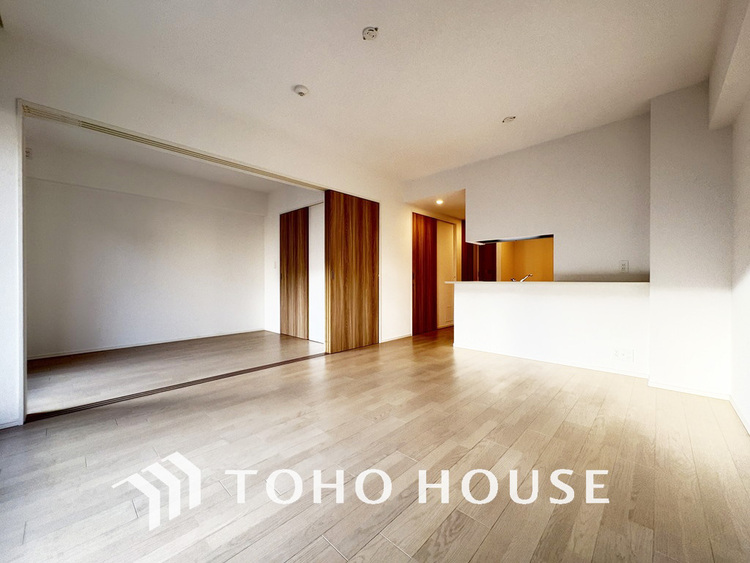 内装 広がりのある住空間、家族が集まるリビング・ダイニング