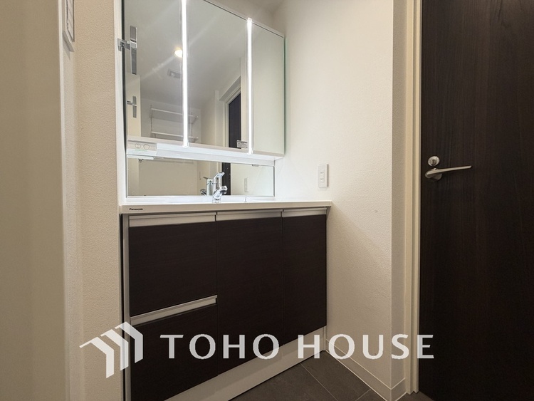 洗面 新規設置の洗面化粧台。収納豊富で使い勝手の良い3面鏡です