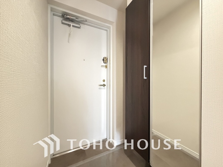 玄関 飾り過ぎないシンプルな内装の玄関