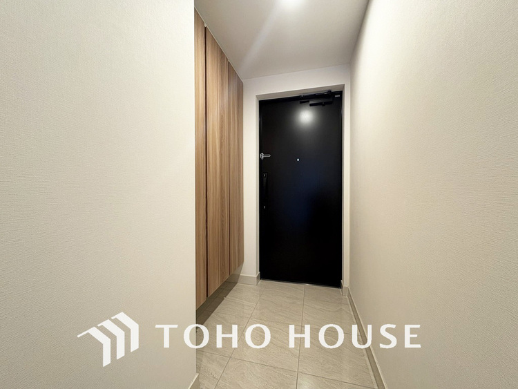 玄関 飾り過ぎないシンプルな内装の玄関