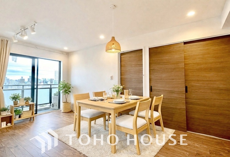 内装 ＊配置してある家具や小物はCGによるイメージ画像です。ゆったりとした幅の窓からこの空間に降り注ぐ採光が絶えない。