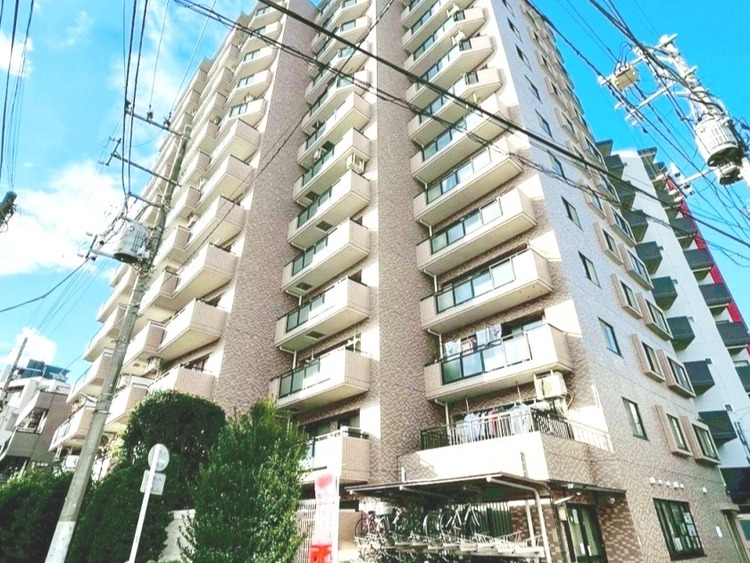 外観 洗練されたファサードが印象的なマンション。日々の暮らしを心地よく包み込む、品格ある佇まいが魅力です。帰宅するたびに気分が高まります。