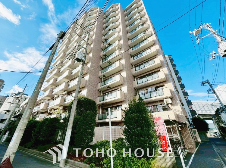 外観 周辺の街並みに調和する落ち着いた外観デザイン。環境と調和した佇まいで、上品さと安心感を備えています。