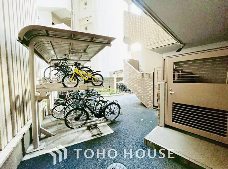 外観 重厚感あふれるエントランスが、住まう方を上質に迎えてくれます。管理体制の良さも感じられる、安心感のある共用スペースです。