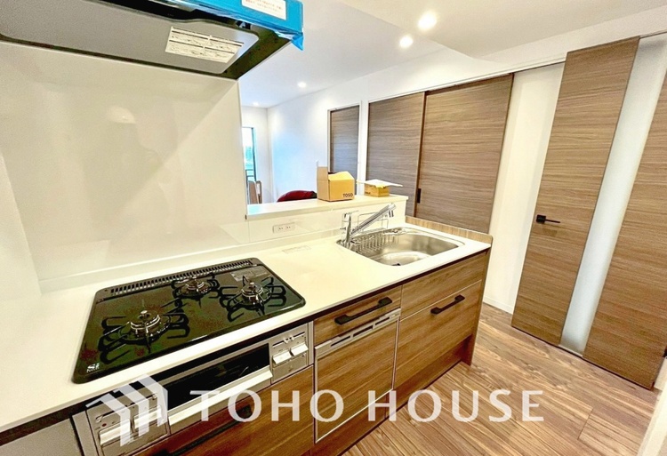 キッチン 手元の収納から、足元の収納までが全てスライド式で、奥のスペースまで有効に活用できます。奥まで上から見渡せるので、たまにしか使わない調理器具もサッと取出せます。