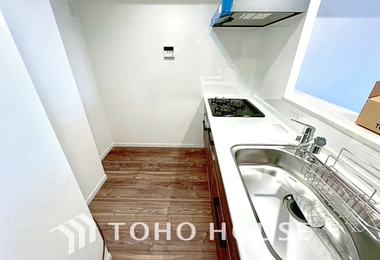 キッチン ◆愛育◆キッチンは家族の絆を育む大切な空間。シンプルで使い易いSystemKitchenで愉しく作る料理は愛情のある美味しいご馳走に。家族で使える広々としたダイニングキッチンです。