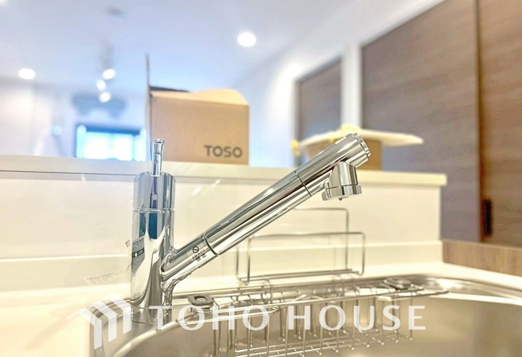 キッチン キッチンは家族の絆を育む大切な空間。シンプルで使い易いシステムキッチンで愉しく作る料理は愛情のある美味しいご馳走に。家族で使えるダイニングキッチンです。