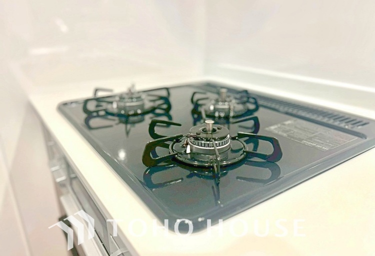 キッチン ◆愛育◆キッチンは家族の絆を育む大切な空間。シンプルで使い易いSystemKitchenで愉しく作る料理は愛情のある美味しいご馳走に。家族で使える広々としたダイニングキッチンです。