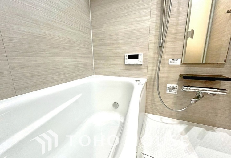 風呂 【浴室】《一日の疲れを落としてくれる場所は、落ち着く場所でなければならない》　高級感溢れるカラーと大きさ・柔らかな曲線で構成された半身浴も楽しめるバスタブが心地よさをもたらします。