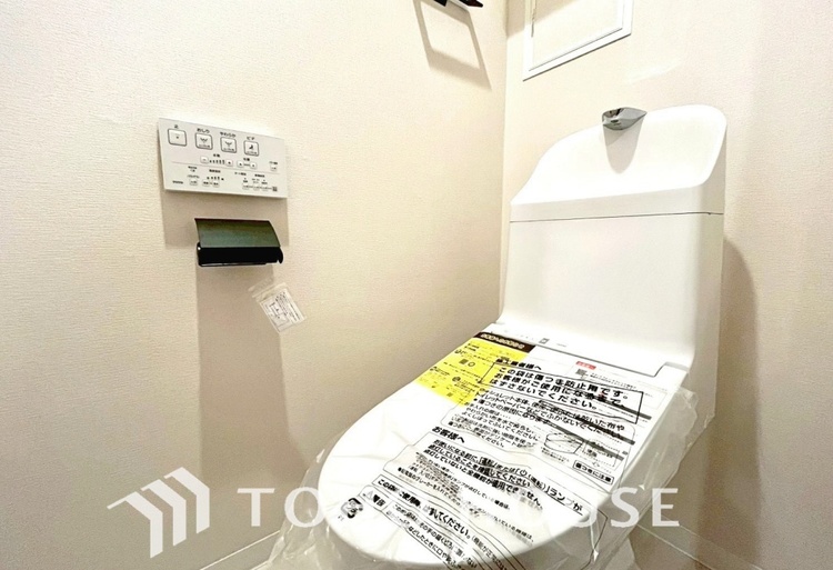 トイレ 清潔感あるホワイト調のクロスと温もり溢れるモダンカラーの床材が見事に調和した本邸宅は、毎日の生活を少しでも快適に過ごして頂ける様に落ち着いた雰囲気作りから行っています。