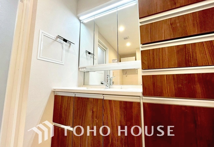 洗面 気持ちの良い朝をつくりだし、夕方には笑顔を取り戻させてくれるミラー。パウダールームはいつでも本来の自分を取り戻せる空間。明るく仕上げてあります。