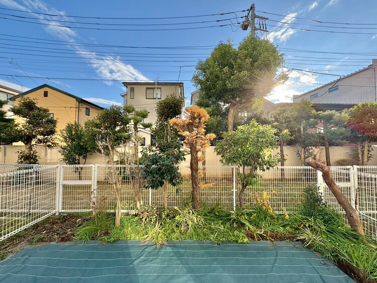 その他 太陽の光を存分に取り込むことのできる専用庭付き。