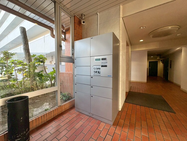 設備 外出中に活躍してくれる宅配ボックスが設置されています。家で宅配物を待たなくて済みますね。