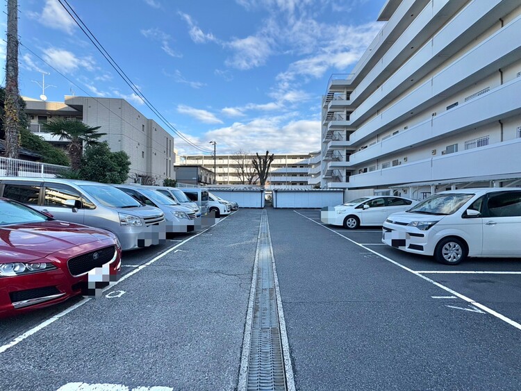 駐車場 本物件の駐車スペースです。車種制限のある場合もございますので、お気軽にお問い合わせくださいませ。