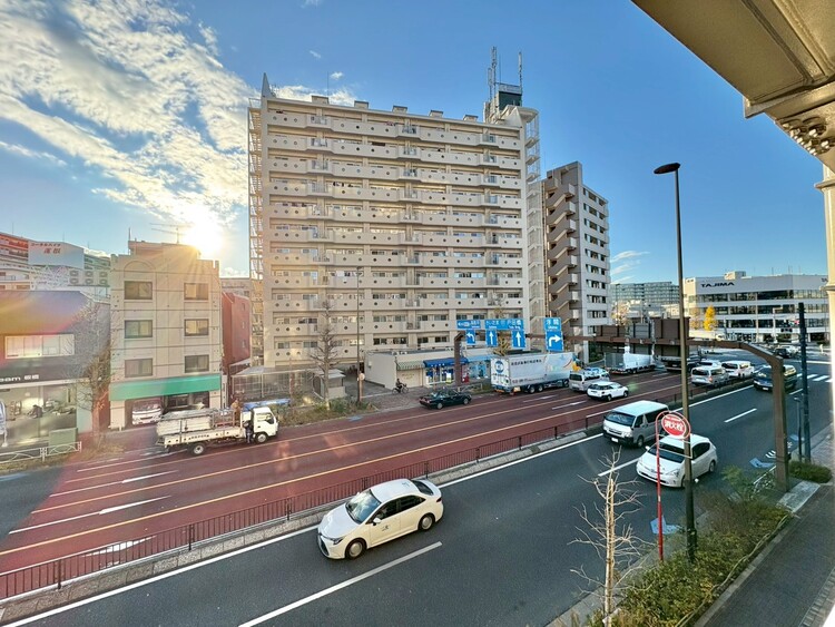 バルコニー 窓を開けると広がる青空。心をリフレッシュして日々を過ごしていきましょう。