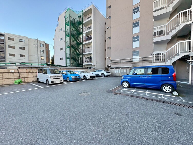 駐車場 本物件の駐車スペースです。車種制限のある場合もございますので、お気軽にお問い合わせくださいませ。