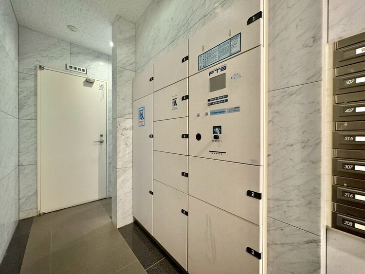 設備 外出中に活躍してくれる宅配ボックスが設置されています。家で宅配物を待たなくて済みますね。