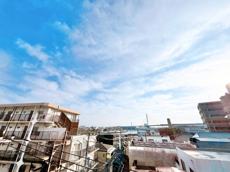 バルコニー 窓を開けると広がる青空。心をリフレッシュして日々を過ごしていきましょう。