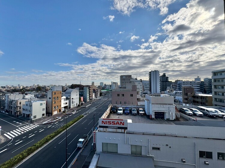 バルコニー 窓を開けると広がる青空。心をリフレッシュして日々を過ごしていきましょう。