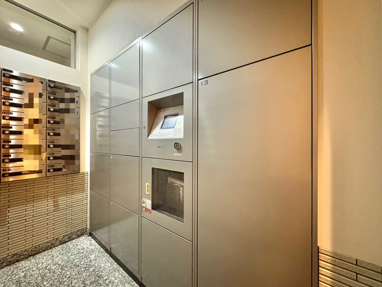 設備 外出中に活躍してくれる宅配ボックスが設置されています。家で宅配物を待たなくて済みますね。