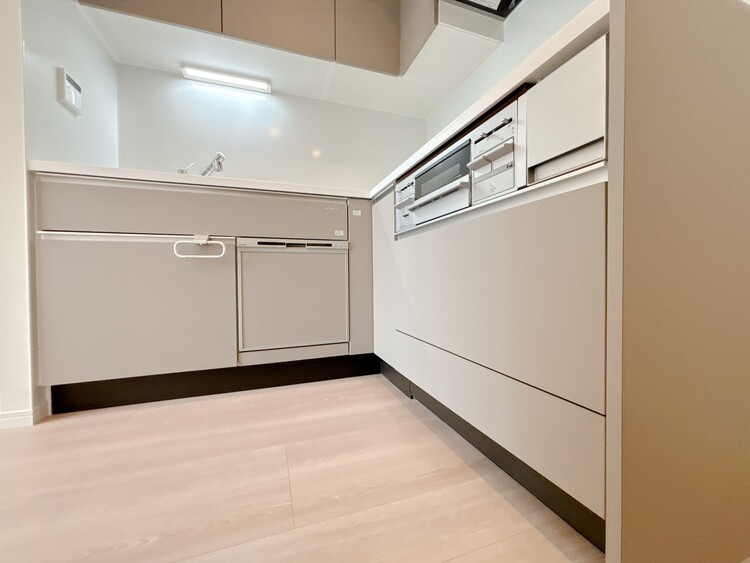 キッチン スマートな意匠と充実の機能を備えたキッチンが、暮らしにおいしい彩りを添えます。