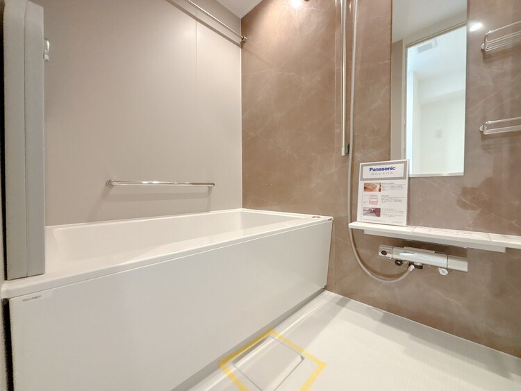 風呂 一日の疲れを癒すバスルームは、心地よいリラックスを叶える清潔感溢れる空間です。