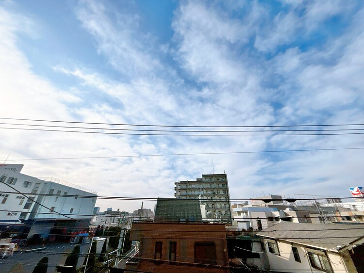 バルコニー 窓を開けると広がる青空。心をリフレッシュして日々を過ごしていきましょう。