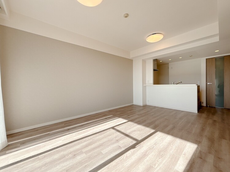 居間 忙しく過ぎゆく日常を置き去るほど、ゆったりした時間が流れるリビング。