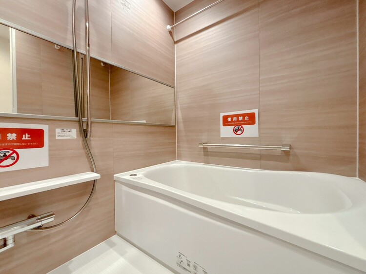 風呂 一日の疲れを癒すバスルームは、心地よいリラックスを叶える清潔感溢れる空間です。