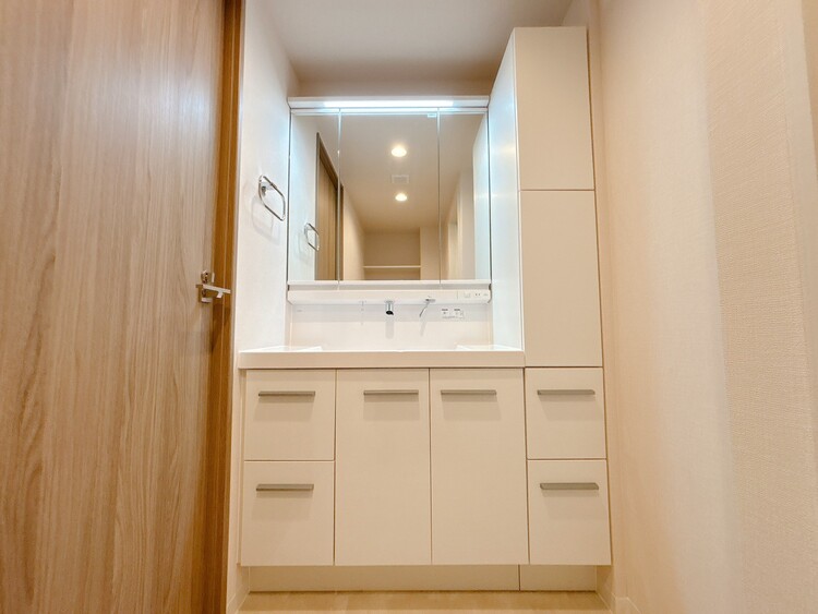 洗面 何かと物が増える場所だからこそ、スッキリと見映えの良い空間に。