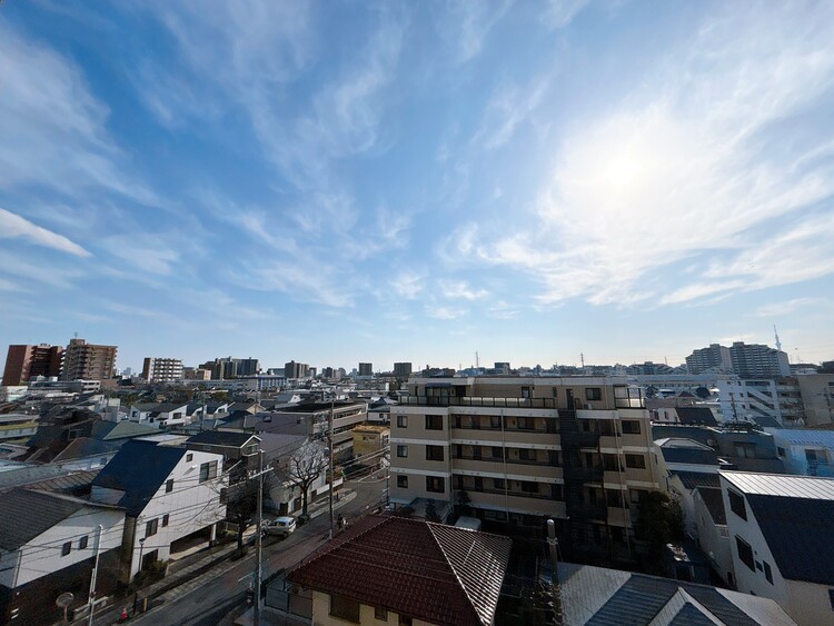 バルコニー 窓を開けると広がる青空。心をリフレッシュして日々を過ごしていきましょう。