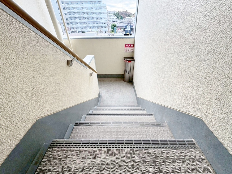 その他 落ち着いた雰囲気の階段。手すりも常設しているので、ゆったりお使いになれます。