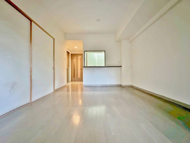 居間 忙しく過ぎゆく日常を置き去るほど、ゆったりした時間が流れるリビング。