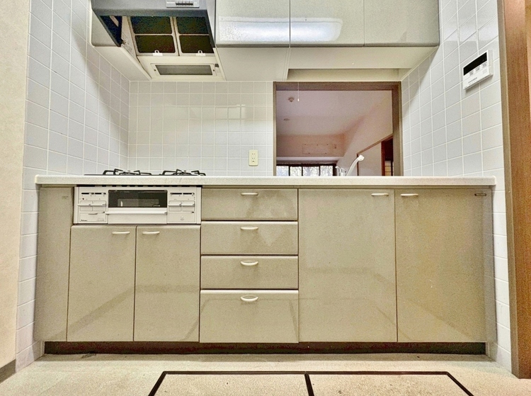 キッチン スマートな意匠と充実の機能を備えたキッチンが、暮らしにおいしい彩りを添えます。